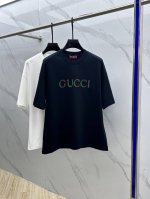 Gucci 古驰 2025Fw春夏新品圆领打底外穿T恤，立体感Logo微廓形半袖，活性纯棉打底T恤，棉，手感面糯有骨感，柔而有韧性。工艺处理，韧性和抗皱性能得到