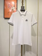 p250。 Prada 普拉*经典时尚Polo衫！时尚单品设计，胸前品牌字母图案搭配，更加时尚舒适，高标准定制，上身非常有型，高档定制丝光珠地面料，质感非常细腻