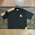 巴宝莉 Burberry 2025春夏新品战马刺绣拼接格子设计圆领短袖T恤 胸前采用战马刺绣设计，格子布与骑士战马元素彰显品牌特征，采用数码精密立体贴布绣工艺，
