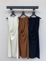 Theory25新款圆领无袖背心长款连衣裙 合身版型 这款小黑裙腰部褶皱元素都是独一无二 腰部收腰设计，饰有重叠式褶皱，凸最女性身材曲线 面料具有弹力，舒适度极