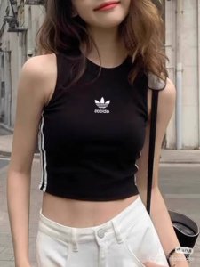 新款 上新 Adidas三叶草女款吊带背心女款，简直就是为运动型女孩量身打造的夏日必备！它修身显瘦的短款设计，完美贴合身体曲线，在展现身材的同时丝毫不会影响你的