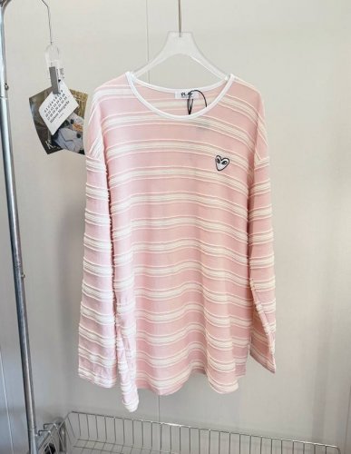 品名：pla*Y 川久.蜜桃少女粉色防晒罩衫长袖 尺码：M.L 颜色：粉色条纹 ，蜜桃少女色系，甜到犯规的温柔穿搭，一整套谁穿谁好看！出游推荐，软糯糯的奶油桃色