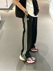 现货刺绣标志经典的三道白杠三叶草男女情侣同款阔腿裤 休闲运动裤 经典的百搭黑色，非常显瘦 采用300克天丝罗马面料，舒适透气，腿脚搭配抽绳设计 可以秒变束腿裤