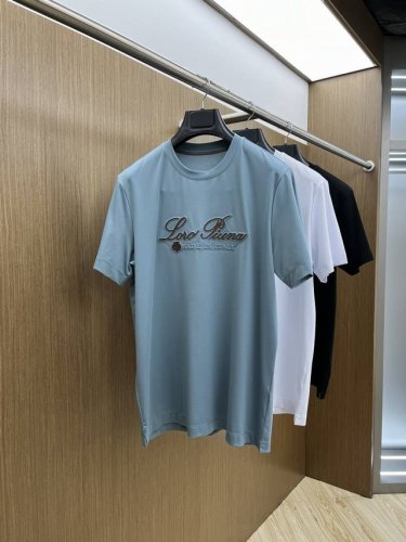 lp 独家首发 25早春新款短袖 男士日常出门闭眼搭 高级定制面料短袖T恤 魅力在于创造了简约奢华感的时尚,随意搭配感受英式风格独特气质. 宽松的版型展现出休闲
