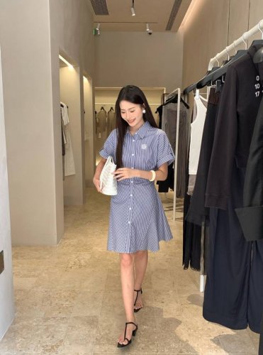 连衣裙 罗意* 褶皱收腰设计条纹连衣裙 落肩袖子 腰部褶皱设计 巧妙遮住小肚子 会让你看起来秒瘦 图色 码数 Sml