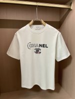 小香 2025新款 圆领 短袖 T恤 高端版本！专柜定制面料 透气舒适度高，细节无可挑剔，品牌元素设计理念，体现高品质。手感细腻柔软！呈现休闲裁剪，上身版型超赞