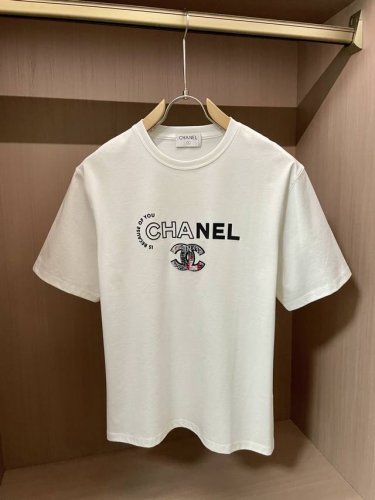 小香 2025新款 圆领 短袖 T恤 高端版本！专柜定制面料 透气舒适度高，细节无可挑剔，品牌元素设计理念，体现高品质。手感细腻柔软！呈现休闲裁剪，上身版型超赞