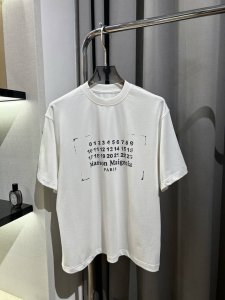 马吉拉印章数字T直喷Logo短袖 3个颜色都很出彩简约百搭高级感满满 面料采用液氨酸面料 经过洗水 缩水达 克重 上身不但没有厚重感 穿着亲肤舒适 手感柔软质感