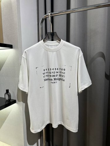 马吉拉印章数字T直喷Logo短袖 3个颜色都很出彩简约百搭高级感满满 面料采用液氨酸面料 经过洗水 缩水达 克重 上身不但没有厚重感 穿着亲肤舒适 手感柔软质感