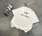 潮牌Arcteryx始祖鸟限定刺绣短袖T恤，Arctertx今年势不可挡，颠覆传统的户外设计。 采用百分百380克纯棉双纱面料，质感柔软顺滑，保持了始祖鸟出品的