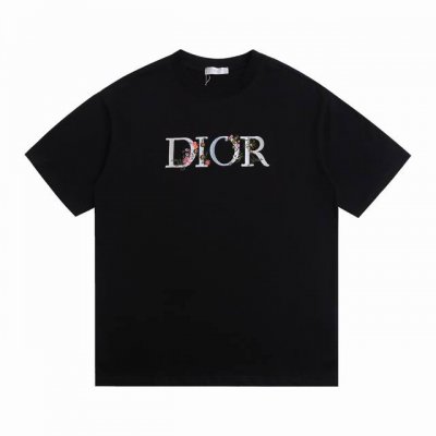 上新 本地最 Dior迪奥新款胸前渐变色花卉字母刺绣短袖 多样的花朵为Dior标识上衣赋予挚爱浓情 宽松版型显瘦包容性极好 圆领设计修饰了脖颈线条 胸前的立体刺