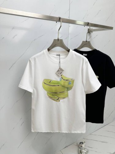 Loe2025初夏最新品，专柜同步有售，原单狠货，休闲时尚圆领短袖T恤，进口原版面料，顶级工艺图案，独特设计，上身舒适透气，档次极高，上身帅气十足，2色推荐，码