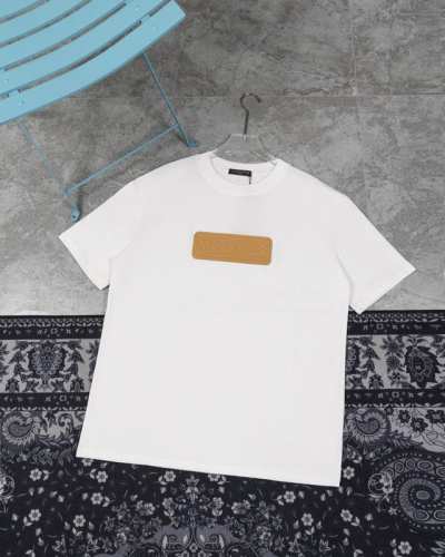 款F20 Lv lv 路易威登浮雕压花皮章毛织短袖 本款短袖圆领衫取材柔软棉质针织 为正面 Vvn 皮革贴饰压印 Lv Vers 标识 娓娓道出品牌皮具系列的悠