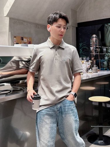 L春夏新款polo领短袖系列。精选顶级丝光珠地棉面料，三标齐全！时尚大牌元素Logo工艺设计，上身版型超赞，面料细腻舒适透气，随意搭配都超级好看时尚型男必备款哦