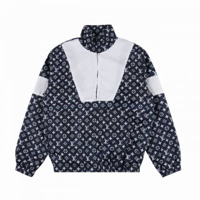 Louis Vuitton 路易威登 满印老花撞色风衣外套 驴家MONOGRAM 印花科技运动套装。本款运动套装拥有科技面料的缎面质感，以瞩目色调烘托 Mono