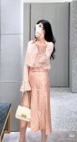 valentin*25新款蛋糕花边真丝衬衫 原版开发 高版出品。原版1:1定制19姆米真丝材质 质感垂顺舒适 养肤贵气 正肩翻领衬衫设计 修饰身材气质恬静 精致