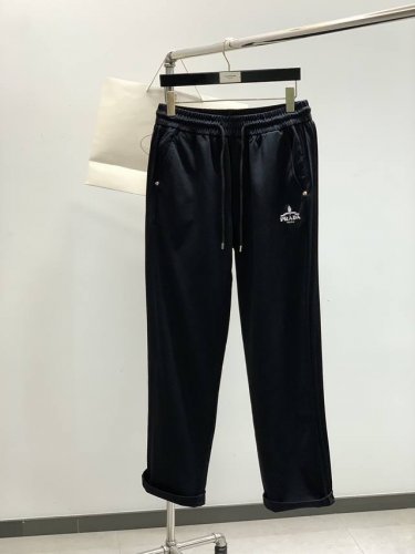 prada 普拉达，2025春季最新品，专柜同步有售，时尚休闲裤，进口原版面料，做工极为复杂，唯一可以做代购级别的渠道狠货，顶级刺绣工艺字母图案Logo，原版五
