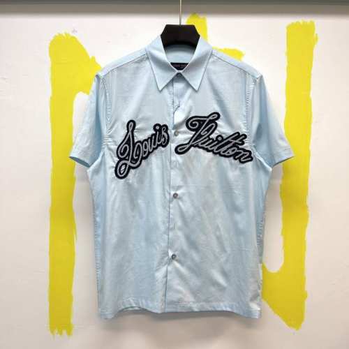 P3101V 串珠剌绣棉质短衬衫 Size : S -Xl 本款棉质短袖衬衫演绎丹迪风范，于胸前刺绣莹泽手写体路易威 登贴饰，可轻松升级男装日常造型。 标准版型