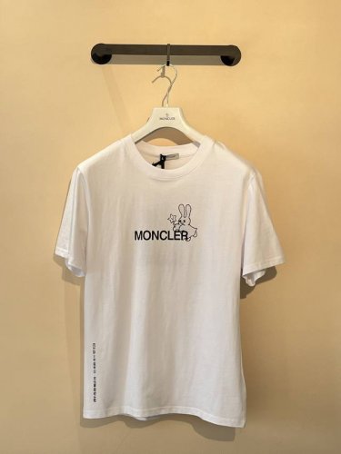 moncler X藤原浩联名系列圆领短袖T恤，25春夏新款纯棉Tee，今年最火热的藤原浩联名系列。高能实穿款，高克重定制纯棉布，面料柔软舒适，全新设计款 保留了
