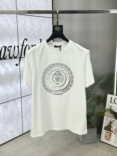 versace 范思哲 25Ss春夏新品男士数码印花圆领短袖T恤，正面缀饰有金属美杜莎头像与金属元素品牌字母标识印花设计，打造男士基本款单品，为男士衣橱注入新意