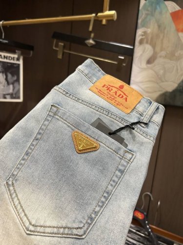 pra25S春夏男士休闲牛仔裤.......棉质牛仔面料打造 质地柔软又不失筋骨，手感干爽有韧性 经典的标志性品牌徽标，灵魂般的点缀 各项指标皆为上品，自然带来