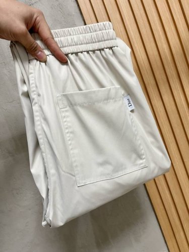 Dior迪奥 米白色工装裤 时髦与实用的双重奏不挑年龄的米白，既显气质又百搭。利落的直筒版型，不挑身材，穿着舒适自在。 宽松直筒的版型，不惧任何腿型，人人都有大