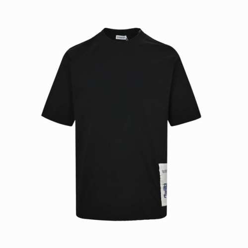Burberry 巴宝莉 25Ss 下摆战马贴布标签短袖 采用定制面料。添加杜邦公司Sorona 索罗娜 材料，亲肤性好、改善缩水，同时可以支撑面料良好的保型性