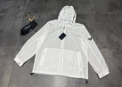 新款防晒服上新2025Ss夏季新品普拉达Prada防晒服真的赢麻了！ 面料：采用高科技功能性面料，轻盈又透气，能有效阻挡紫外线，Upf值远超普通防晒服。皮肤接触