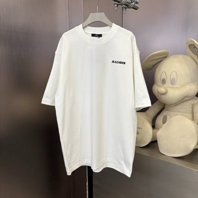 始祖鸟 春夏限定款，320克高订面料，40支双纱，定制织梦雅韵罗纹棉 质感细腻 舒适贴肤 以纯黑之色 诠释着优雅 标志性地标识跃然衣上 低调却醒目 彰显独特身份