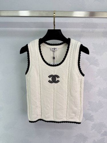 Chane*2025新品上架 撞色花边针织背心 定制Yb全棉纱线织造 柔软亲肤 舒适有型 背心剪裁 领口恰当露肤 美化头肩比例更显瘦 黑色花边与大身纯白钩针纹路