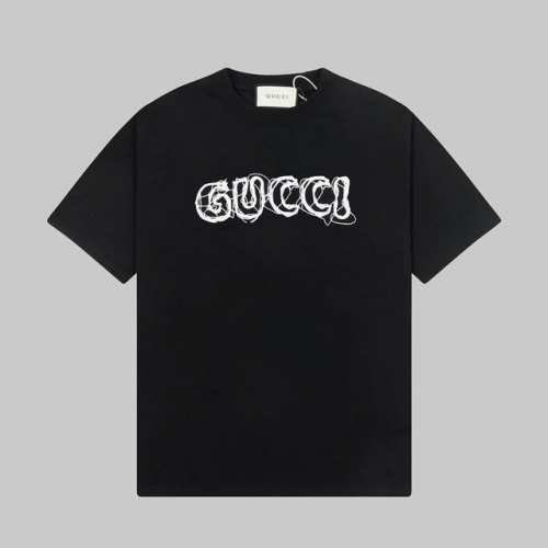 Gucci 古驰25Ss春夏新品前后印花圆领短袖T恤， 品牌标识细节则尽展大胆不羁的现代风范。这款T恤匠心缀饰互扣式双G元素和Gucci印花，演绎前卫个性型格
