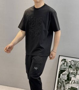 loewe罗意威25S新款T恤.男女同款胸口设计字母图形刺绣工艺.本色绣花.经典品牌字母直击主题.高级时尚.打造出Logo视觉相当炸裂 260G纯棉棉面料 柔软