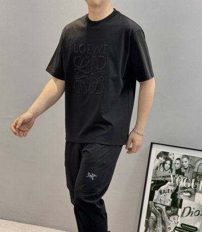 loewe罗意威25S新款T恤.男女同款胸口设计字母图形刺绣工艺.本色绣花.经典品牌字母直击主题.高级时尚.打造出Logo视觉相当炸裂 260G纯棉棉面料 柔软