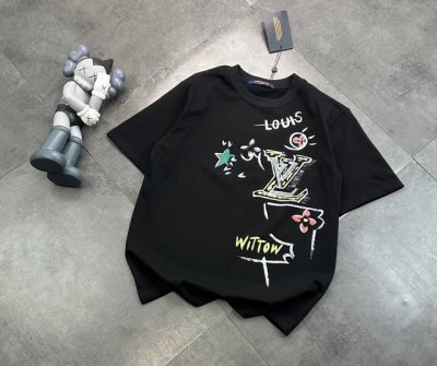 潮牌Lv路易威登直喷印花工艺工艺情侣款短袖T恤！ 240G双纱潮牌专用棉，纹理清晰，质感满满，同缸定染1×1无色差精密纯棉螺纹，层搭叠穿，自留好货，强烈推荐~
