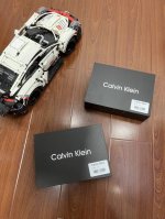 2025Ck春夏新品Calvin Klein男士短袖T恤 专柜特供限定二件装礼盒 圆领T恤是一款时尚的主打单品 采用经典款型 穿着舒适方便 这款单品设计简约 采