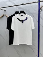 P200 Lv 路易威登 2025春夏全新系列单品上线，非常时髦前卫的一款男女同款短袖，标识Logo图案印花修饰！区别于以往的不同，宣示品牌传承多年的设计理念！