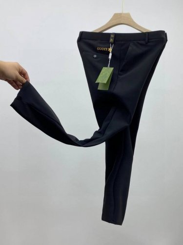 上新 Gucci古驰春夏季新品 线下原价3940！直筒弹力免烫修身男士厚款牛奶丝休闲西裤 颜色：黑色 尺码:30~31~32~33~34~36, 这款直筒版轻质