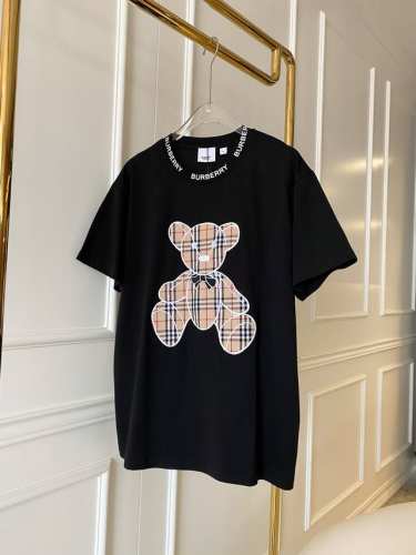 Bbr 巴宝莉 小熊刺绣格纹贴布棉质宽松 短袖T 恤衫 Bur首席创意总监 Riccardo Tisci 的小熊限定系列来临 只要你喜欢T恤是从春夏到秋冬一直活