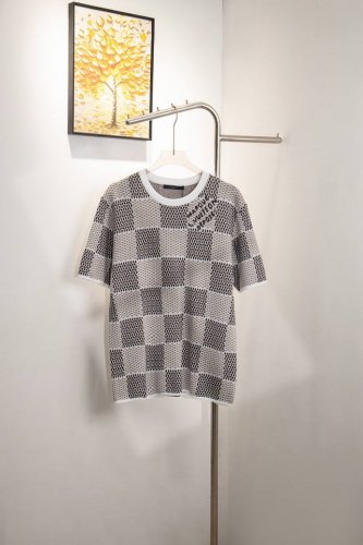 款号：Y146 Louis Vuitton 路易威登提花款 采用新疆棉32支精梳棉 独特得提花凹凸鲜明 真的特别棒 随便搭什么都时尚感倍佳 做工细节方面与官网1