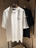 p250 Louisvuitt*路易*登 2025春夏全新系列单品上线，非常时髦前卫的一款男女同款短袖T恤，标识Logo图案压胶印花修饰！区别于以往的不同，宣示