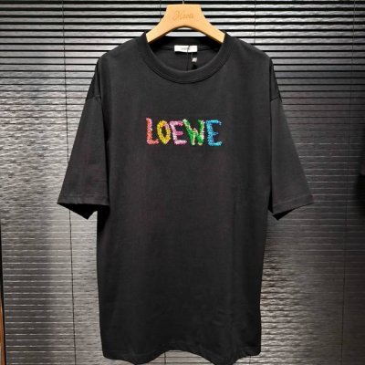 高品质了Loewe*罗意威 彩虹字母短袖T恤 *260G定制纯棉活性棉 面料透气舒适易清洗 *彩虹字母提花刺绣字母 *宽松版型，休闲自在，适合各种场合穿着 百搭