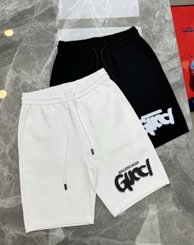 Gucc*古驰25S夏季男士运动休闲五分短裤.简单粗暴！腿部经典品牌字母图形烫画设计.减龄耐看！进口高级锦棉面料.上身柔软舒适，挺括有型.穿上非常惹眼哟！！！你