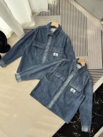 Ck Jeans24春夏男士简约布标复古纯棉宽松牛仔衬衫外套J325555 一款牛仔衬衫的价格p官网在售800+，最经典的一款韩系复古牛仔衬衫外套！这款还是重水