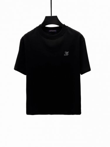 lv 驴家 路易威登2025新款 浮雕字母Logo 男女同款 短袖T恤 定制280克 ％双纱纯棉面料 定染32支双股螺纹 领标吊牌主唛三标齐全 颜色：黑色 尺码