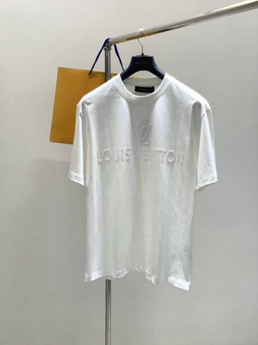 louisvuitton 路易威登，2025夏季最新款，专柜同步有售，原单狠货，时尚休闲圆领短袖T恤，上身很有特点！吸睛而有亮点，进口原版面料，顶级贴钻工艺字母