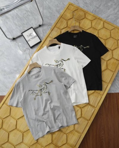arc'teryx 始祖鸟全压胶透气速干休闲短袖 面料采用舒弹棉 柔软 丝滑 清香 排汗 速干 清爽舒适 良好的抗皱性和保型性，能让衣物保持较好的形状和外观，不