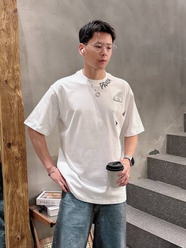 普拉达 三标齐全。 2025夏季新款最新品短袖T恤，专柜同步有售，原单狠货，时尚进口原版科技面料，上身舒适透气，原版定制五金辅料，上身帅气有型，三标齐全，推荐款