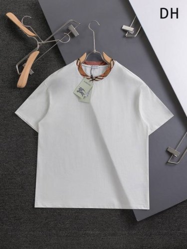 Burberry Bbr 巴宝莉 微宽版型S-Xl 新款独家限定 25年最新最顶级 领口经典格纹条 刺绣精美工艺 320克洗水面料T恤作为奢侈界的龙头 B家可谓