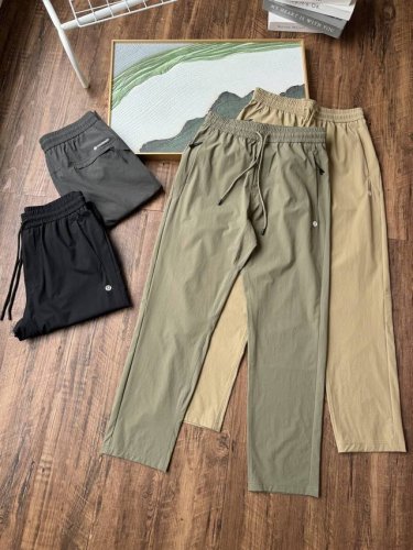 Lululemon男士夏季梭织机能运动超薄透气。想要保持舒适与型格，露露夏季男士梭织长裤绝对是不二之选。它选用高品质梭织面料，触感轻薄顺滑 ，贴肤穿着毫无负担。
