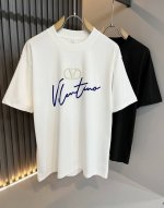 Valenti*O华伦*奴～柜台款、2025春夏新款短袖T恤衫，胸前Logo压胶设计！简单时尚而年轻，百搭风格，上身感很年轻优雅！永远不会过时。各大柜台同步上市
